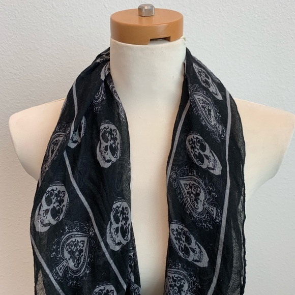 Skull printed scarf - Picture 2 of 4